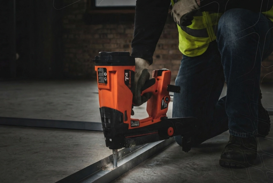 worker on ground with t4mag